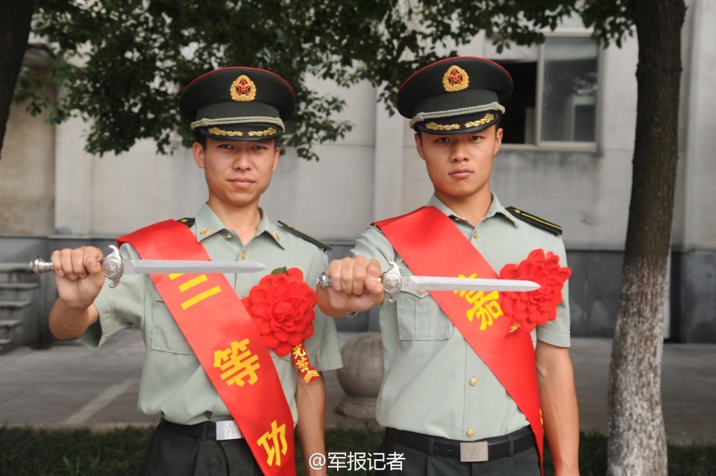 解放军南京政治学院为毕业学员配发军魂剑和