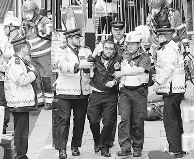 英国伦敦警方在地铁站进行地铁遇袭应急演练.