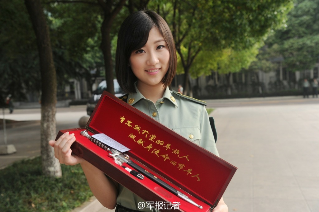 解放军南京政治学院为毕业学员配发军魂剑和