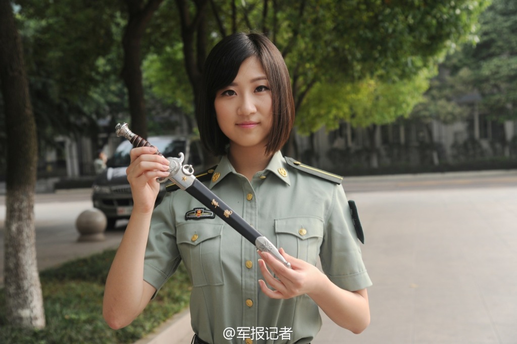 南京政治学院为毕业生发军魂剑和军人身份牌