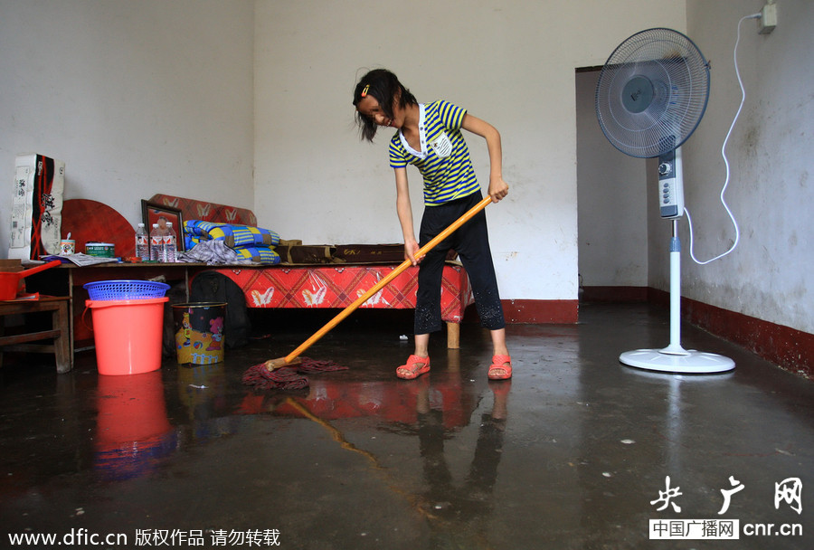 湖南流浪汉锁胸罩女为妻生12娃乞讨住进安置视频美女撕智障图片