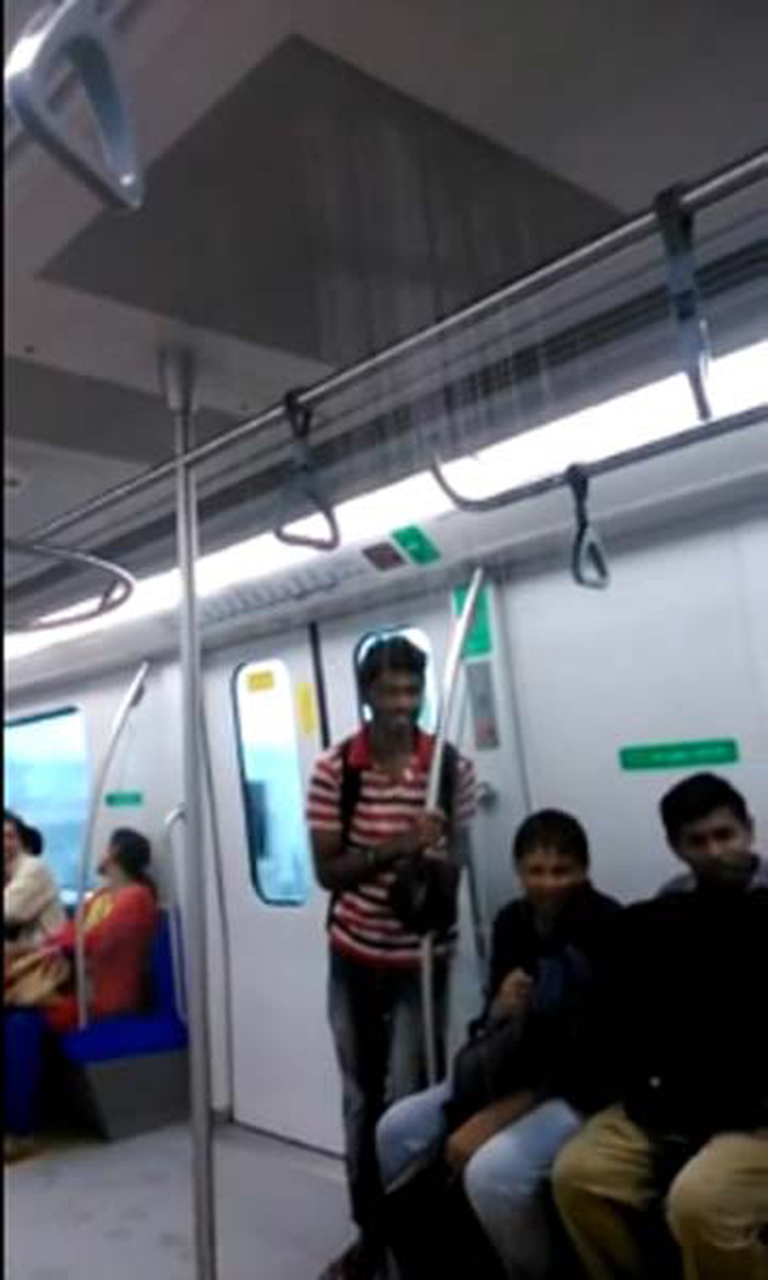 孟买新通车地铁车厢漏雨 被乘客调侃提供淋浴