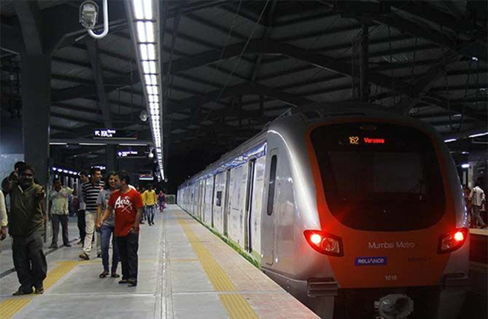 孟买新通车地铁车厢漏雨 被乘客调侃提供淋浴