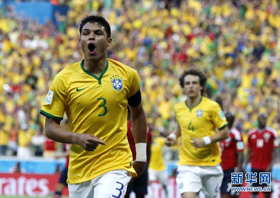 7月4日,巴西队球员蒂·席尔瓦在比赛中庆祝进球.