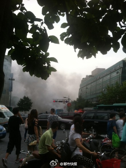 杭州一公交车起火燃烧