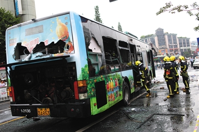 昨日17时许，事故现场。当日，浙江省杭州市庆春路东坡路口，一辆7路公交车发生爆燃。图/CFP