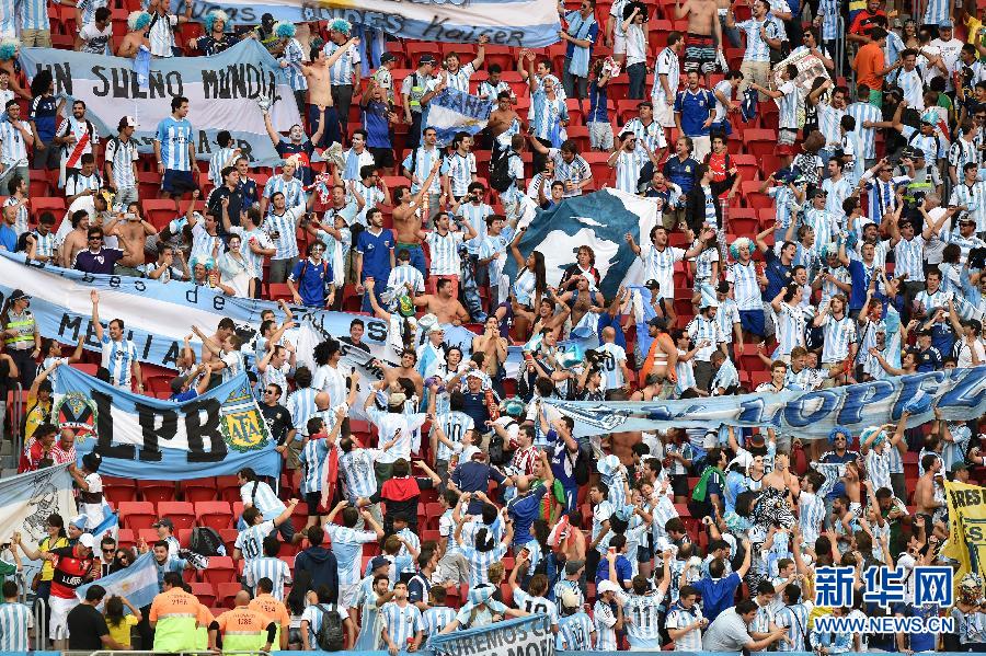 阿根廷球迷呐喊_阿根廷球迷首都庆胜利_曝阿根廷球迷强占中国球迷座位