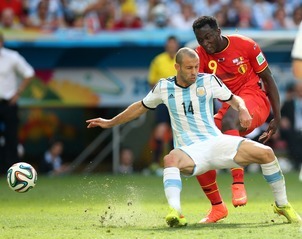 7月5日，比利时队球员卢卡库（右）在比赛中射门。新华社记者李明摄
