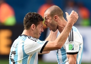 7月5日，阿根廷队球员德米凯利斯（左）与马斯切拉诺在比赛后庆祝胜利。新华社记者刘大伟摄
