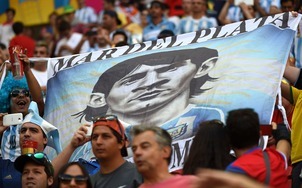 7月5日，阿根廷队球迷手举梅西的画像庆祝球队胜利。新华社记者刘大伟摄
