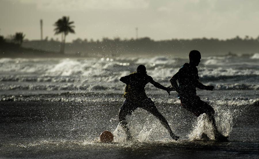(世界杯)(1)霞光里的沙滩足球(图)