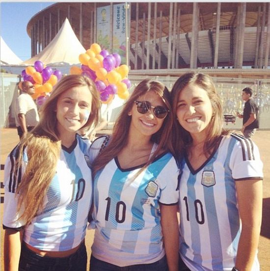 中新网7月7日电 昨天，阿根廷在世界杯1/4决赛中击败比利时，成功晋级半决赛。而梅西的女友也在社交软件上发布了一张自己身穿阿根廷10号球衣，为梅西加油的照片。