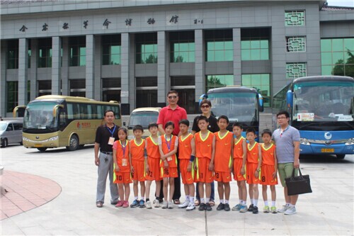 姚明父母出席姚基金篮球季活动 金寨指导小朋友-搜狐体育