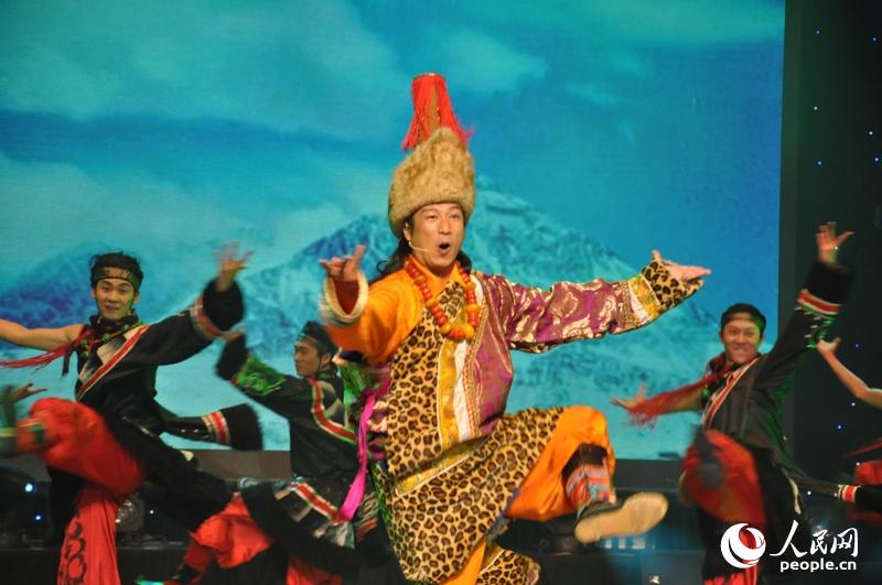 中央民族歌舞团歌手艾尔肯·阿布都拉.贾元熙摄