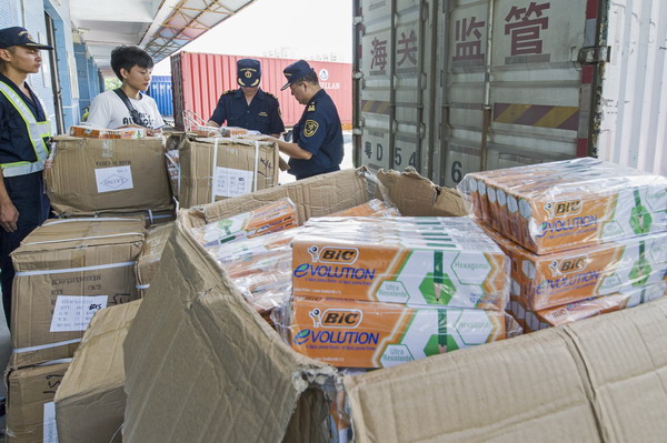 图为：汕头海关关员对涉嫌侵权的铅笔进行查扣 袁国宏摄