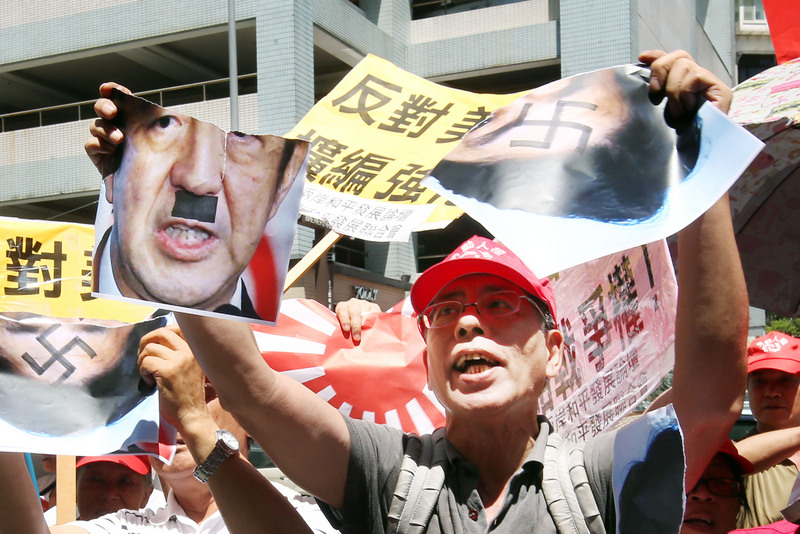 高清:台统派团体抗议日本解禁集体自卫权 焚烧安倍像
