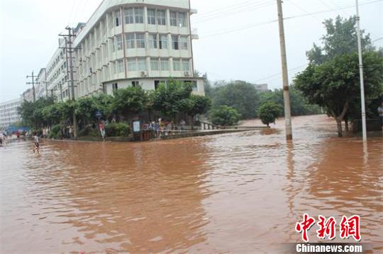 内江田家镇暴涨的洪水已经漫过街道 段春秀 摄