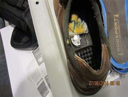 一名男性乘客在美国底特律大都会机场过安检时被发现将刀子藏在鞋内。