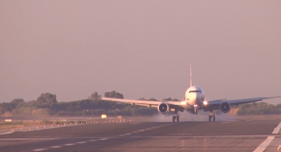 组图:波音767与空客340险些在巴塞罗那机场跑