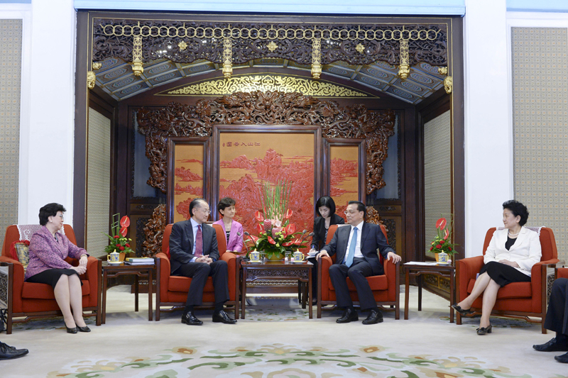  7月8日，国务院总理李克强在北京中南海紫光阁会见世界银行行长金墉（左二）和世界卫生组织总干事陈冯富珍（左一）。新华社记者 李涛 摄