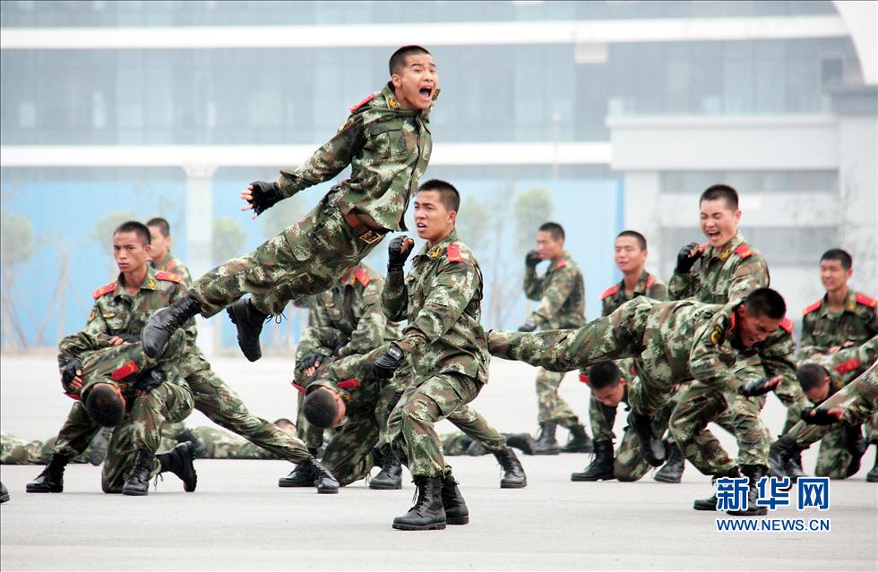 7月8日,参加演练的武警战士在练习擒敌术