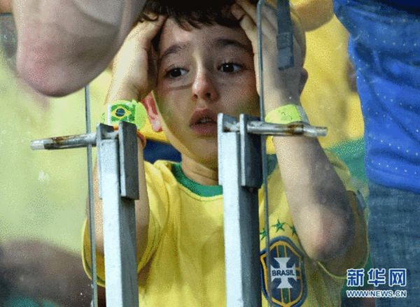 巴西1-7惨败德国 巴西球迷现场痛哭流涕(图)