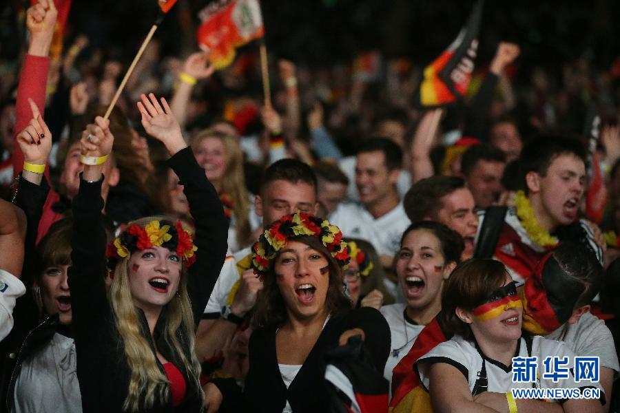 德国球迷庆祝球队晋级决赛(组图)|巴西球迷