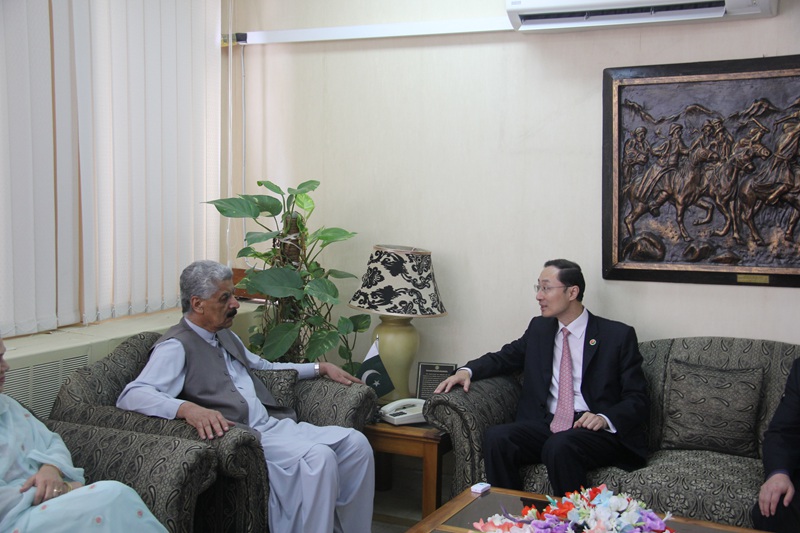 中国驻巴基斯坦大使向巴捐款救助流离失所民众
