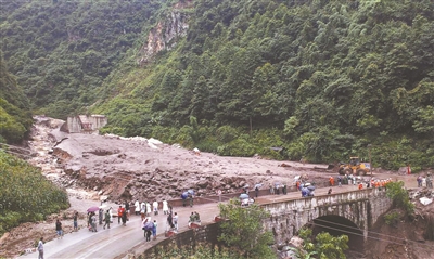 云南福贡县匹河乡沙瓦村泥石流现场. 新华社发