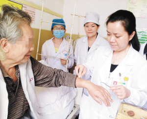 市中医院针灸科的医护人员为患者做蜂针过敏测试.