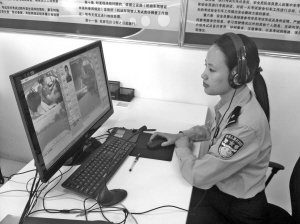 美女考官在监控室远程监控路考.