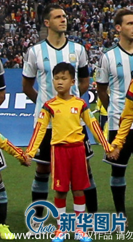 中国球童亮相世界杯半决赛 与众多球星一起登场