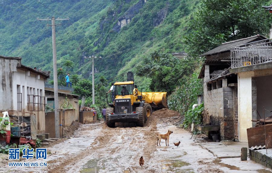 当日,受大面积降雨影响,云南省怒江州境内六库至贡山公路多处坍塌或被