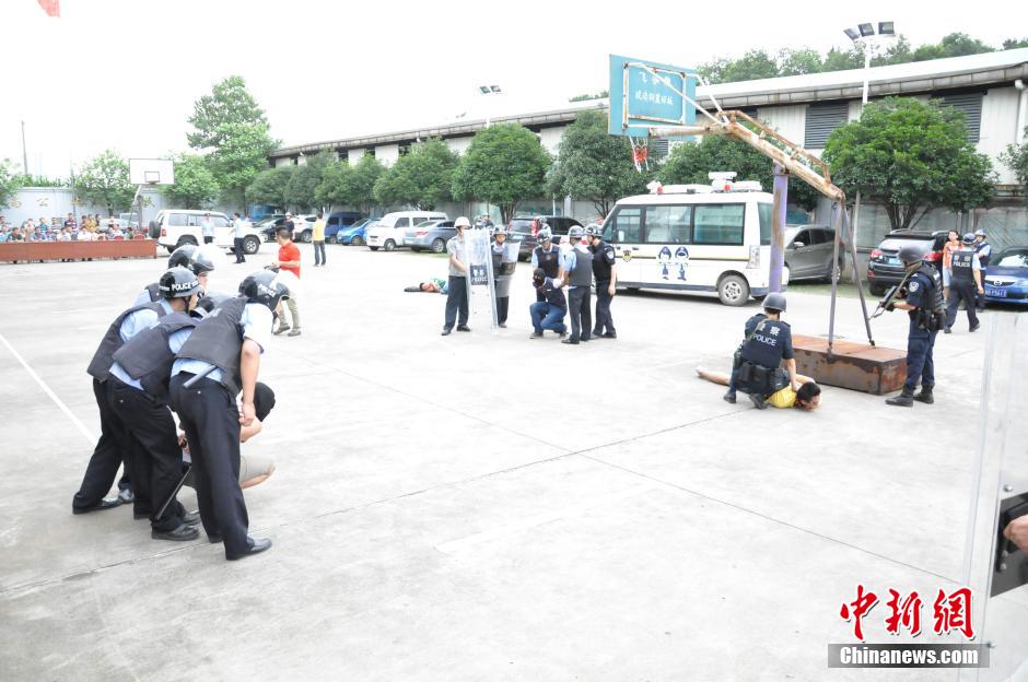 【组图】广西特警处置持刀砍杀暴恐事件(1/6(组图)