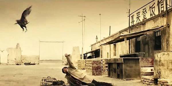 在电影《无人区》中，黄渤饰演的盗猎者冒着生命危险偷猎一只“阿拉泰隼”，买家为阿拉伯王子，价值高达100万。
