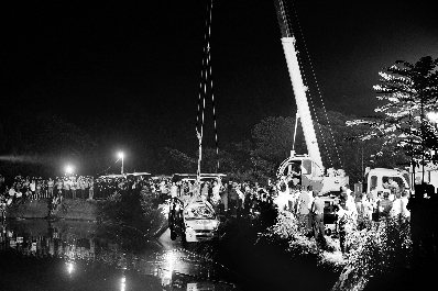 今天凌晨3时许，乐乐旺幼儿园所属校车被打捞出水，当时司机和车内的8名幼童全部遇难，两名教师随后被发现图/CFP