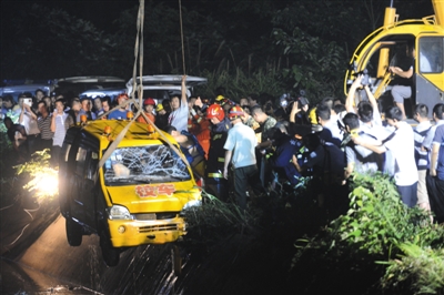 昨日凌晨，干子村，事故校车被吊出水面。11人遇难，其中幼儿8名。新华社记者 白禹 摄