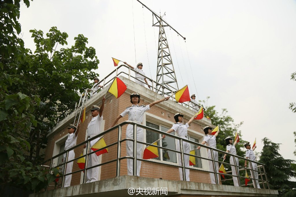 高清:首批舰艇指挥专业女学员摆船锚造型庆祝毕业