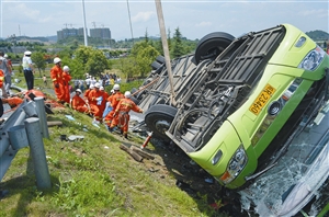 该事故已造成6人死亡,36人受伤,其中2人重伤,伤员救出后送往临安人民