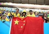 高清图：中国球迷举国旗观战 情侣看台甜蜜热吻
