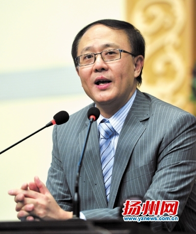 昨天,凤凰卫视著名时事评论员邱震海登临扬州讲坛,以国际化视野