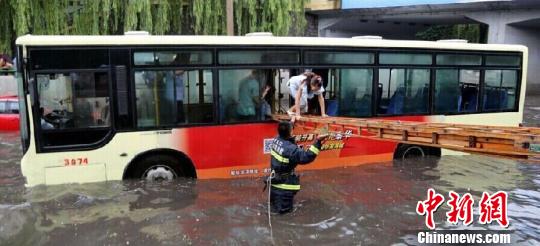 哈尔滨暴雨致公交车抛锚 消防官兵救援20余名乘客。网友供图