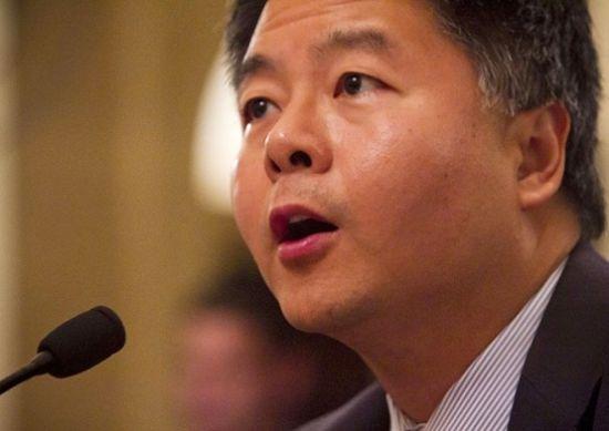 华裔美国加州州参议员刘云平