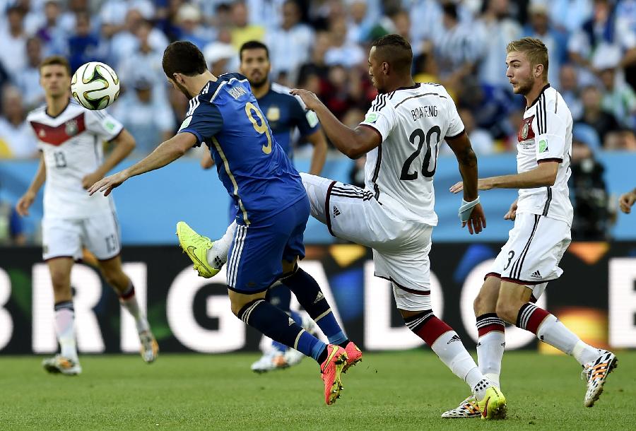 (世界杯)足球--德国队与阿根廷队争夺冠军(图) - 2014年最新新闻事件