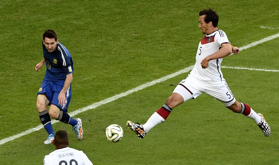 (世界杯)足球--德国队与阿根廷队争夺冠(图)
