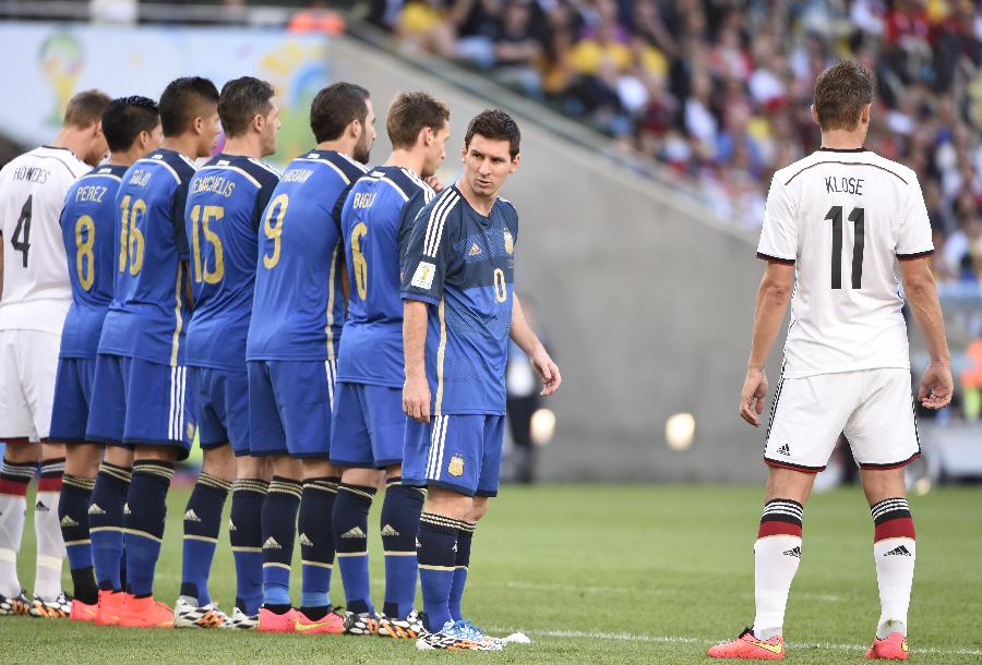 (世界杯)足球--德国队与阿根廷队争夺冠军(图)