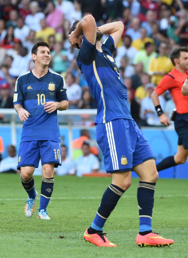 (世界杯)足球――德国队与阿根廷队争夺冠军(图