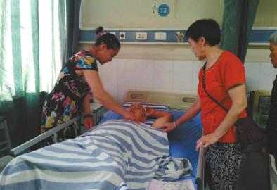 被救小孩的奶奶（右一）赶到医院照顾受伤的曹流兴。