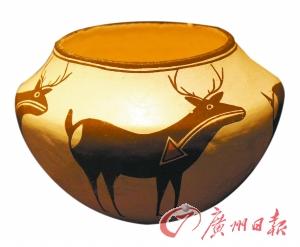 1960年的罐子。露西·路易斯是20世纪的陶艺大师，图为她设计的带有心脏线的鹿的形象。