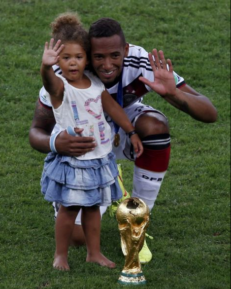 德国的杰罗姆博阿滕和他的女儿与世界杯奖杯